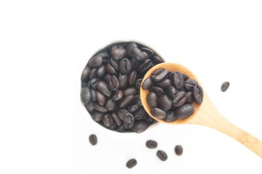 Kavrulmuş kahve çekirdekleri Kupası ve izole beyaz arka plan, üstten görünüm, seçici odak kaşık