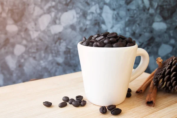 Vit Kopp Med Kaffe Bönor Träbord Kaffe Och Livsstil — Stockfoto