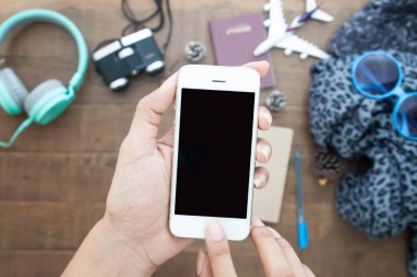 El telefon siyah ekran pasaport, dürbün ve aksesuarları, seyahat kavramı ile üstten görünüm kullanma