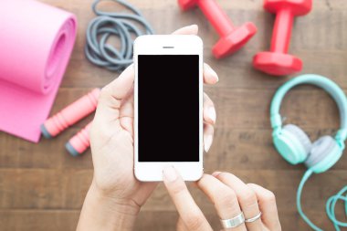 En iyi fitness aletleri, görünümle telefon siyah ekran kullanarak eller sağlıklı ve yaşam tarzı kavramı