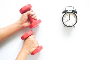 Adamın elleri, halter tutan kas kurmak. Sağlıklı yaşam konsepti