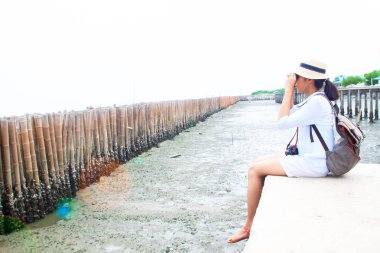 Asyalı kadın gezgin dürbün, seyahat yaşam tarzı