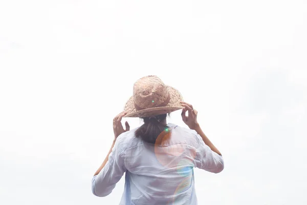 Vista Trasera Mujer Camisa Ropa Casual Con Sombrero Paja Mirando — Foto de Stock