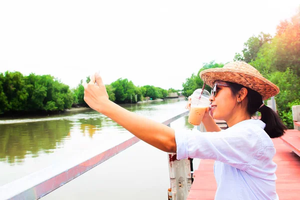 Asijské Žena Selfie Sklenicí Ledové Kávy Cestování Životním Stylu — Stock fotografie