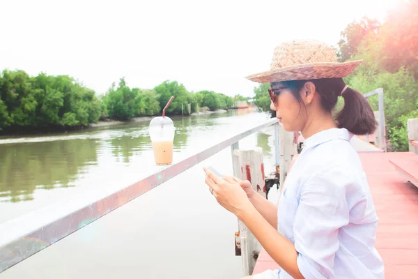 Mujer Asiática Usando Teléfono Móvil Estilo Vida Concepto Viaje — Foto de Stock