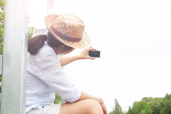 Kobieta Słomkowym Kapeluszu Selfie Koncepcja Podróży Styl Życia — Zdjęcie stockowe