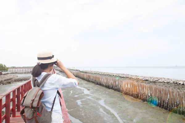 Mujer Viajera Con Mochila Disfrutando Playa Con Puesta Sol — Foto de Stock