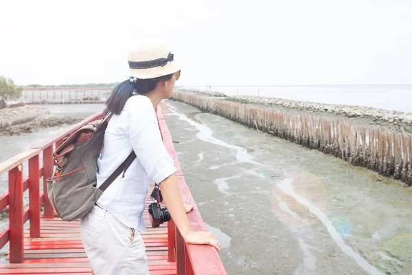 Mujer Viajera Mirando Mar Rompeolas — Foto de Stock