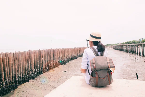 Vista Trasera Mujer Viajero Con Mochila Sentado Muelle Hormigón — Foto de Stock