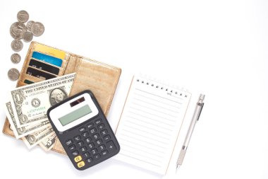 Hesap makinesi, para birimi kağıt, sikke ve çanta boş defter ile beyaz arka plan üzerinde kredi kartı