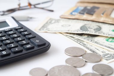 Para, çanta ve hesap makinesi ile çalışma masası. İş ve finans kavramı