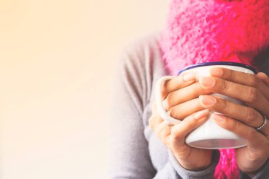 Bir fincan kahve ya da çay, Toned resim tutan eller kadın