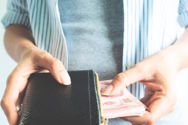 Kadın el çantası ve Tay banknot tutarak kapatmak