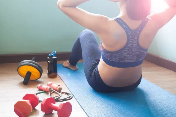 Frau Trainiert Hause Mit Fitnessgeräten Und Protein Shake Flasche Gesunden — Stockfoto