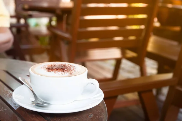 朝の光でコピー スペースのカフェで木製テーブルの上のコーヒー カップを閉じる — ストック写真