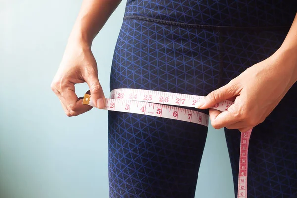 Close Woman Hands Measuring Her Legs — Stock Photo, Image