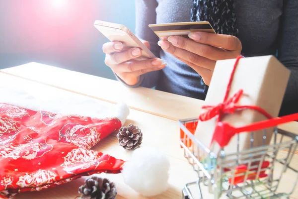 Žena Používající Mobilní Telefon Kreditní Kartu Vánoční Nakupování Online — Stock fotografie