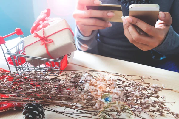 Vánoční Dárek Nákupní Košík Ženou Pomocí Mobilního Telefonu Kreditní Karty — Stock fotografie