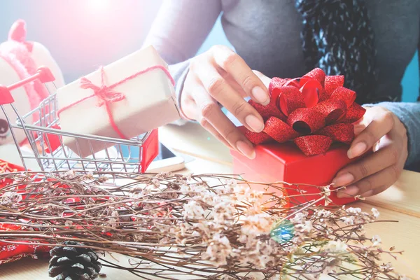 Žena Ruce Krásné Červené Krabičky Vánoční Dovolená Concept — Stock fotografie