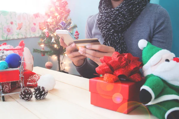Vánoční Koncept Ženou Pomocí Mobilního Telefonu Kreditní Karty — Stock fotografie