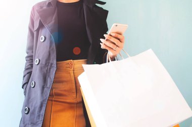 Akıllı kadın alışveriş torbaları ve hareket eden aygıt. Black Friday, alışveriş kavramı