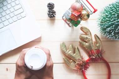 Paket servisi olan restoran kahve Noel moda aksesuarları ve alışveriş sepeti hediye kutuları holding kadın eller ile kafe tablonun üstten görünüm