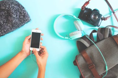 Eller kadın akıllı telefon sözcüğüyle seyahat için kullanma. Düz yatıyordu. Üstten görünüm