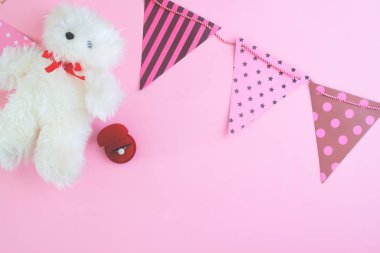 Nişan yüzüğü pembe bir arka plan üzerinde