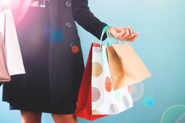 Alışveriş poşetleri ellerinde, alışveriş kavramı, kadınla Black Friday, Şükran günü