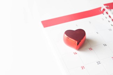 Takvim beyaz arka planda, Sevgililer kavramı kırmızı kalp kadar yakın