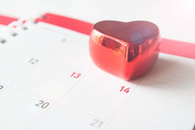 Takvimde, Sevgililer kavramı kırmızı kalp ve sayı kadar kapatın