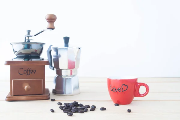 Kaffekvarn Kaffekanna Kaffebönor Och Röd Kopp Träbord — Stockfoto