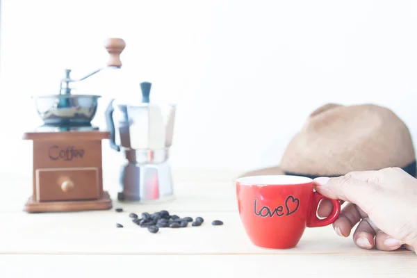 Mulher Mão Segurando Copo Vermelho Café Com Moedor Café Cafeteira — Fotografia de Stock