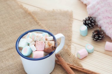 Sıcak çikolata marshmallow ile. Pastel renk. Kış içki 