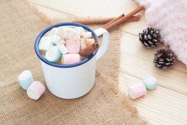 Kış sıcak içecek. Sıcak çikolata veya kakao pastel renk hatmi rahat tablosundaki ile. -Görüntü 