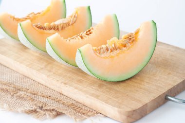 Taze kavunlar ahşap kesme tahtası üzerinde dilimlenmiş. Sağlıklı meyve, yaz 