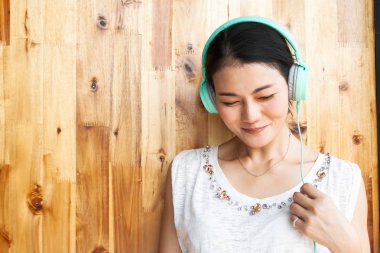 Mutlu Asyalı kadın müzik dinleme. Güzellik ve sağlıklı kavramı