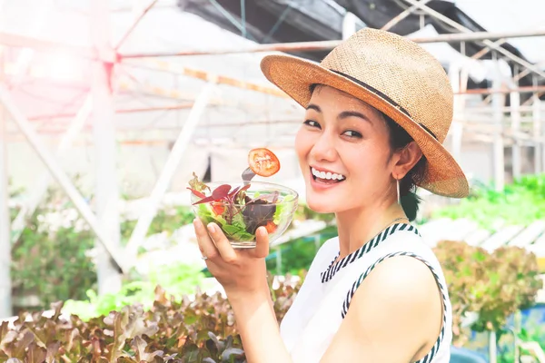 Mladá Asijská Žena Jíst Vegetariánský Salát Hydroponics Farmu Pozadí — Stock fotografie