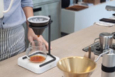 Barista filtre kahve, arka plan bulanık veya odak ile