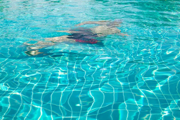 Hombre Nadando Bajo Agua Piscina — Foto de Stock