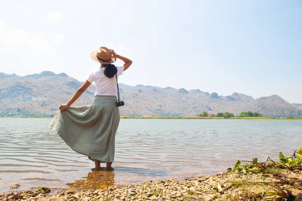 Happy Asijské žena v ležérní styl oblečení stojící v řece — Stock fotografie