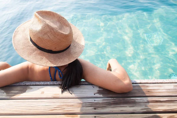 Mulher asiática relaxante na piscina, conceito de férias de viagem — Fotografia de Stock