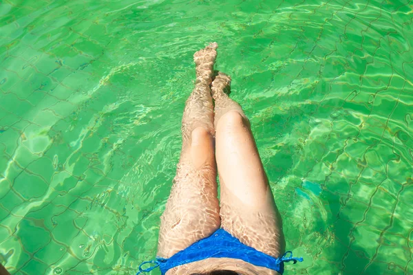 Top vista biquíni menina na piscina — Fotografia de Stock