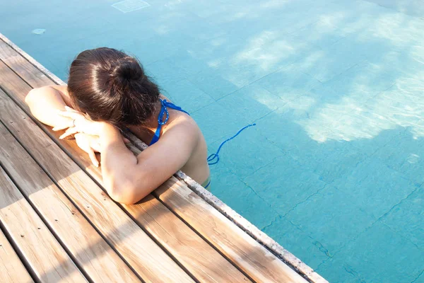 아름 다운 아시아 여자 편안한 수영장에서. 여름 여행 컨셉 — 스톡 사진