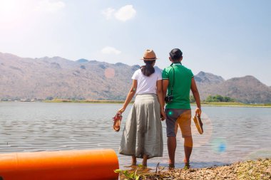 Asya Çift Doğa Dağ göl görünümü ile mutluluk olsun, mutlu insanlar