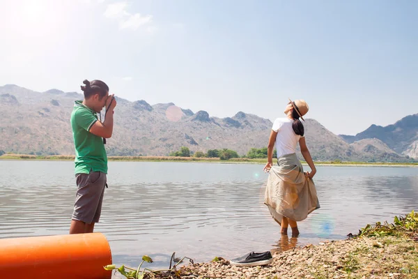 Asiático pareja ser felicidad con la naturaleza y disfrutar de tiro foto, Personas felices — Foto de Stock