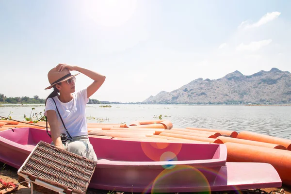 40 mujer asiática viajando ubicación naturaleza. Salud de la mujer, gente feliz. Estilo de vida femenino — Foto de Stock