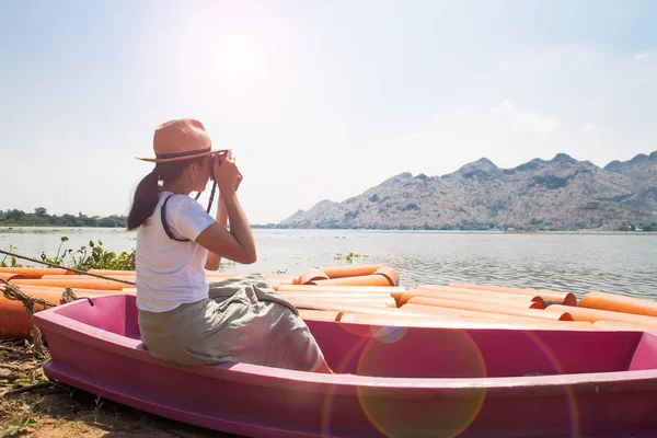 Femme asiatique voyageant seule avec un bel emplacement. Mode de vie unique femme Photo De Stock