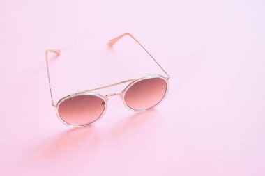 Pastel renkli arka plan, en az moda üzerinde Vintage moda tarzı güneş gözlüğü