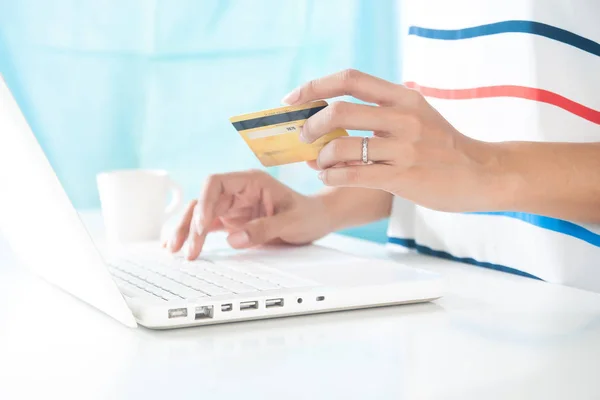 Hands holding credit card and using laptop computer. Online shopping, E-payment or internet banking — Stock Photo, Image